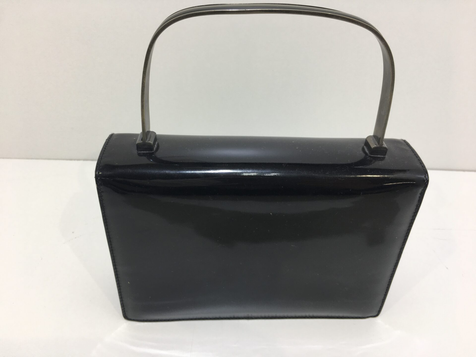黒エナメルバッグのくもりベタつき修理 膜を作り直し光沢アップ 