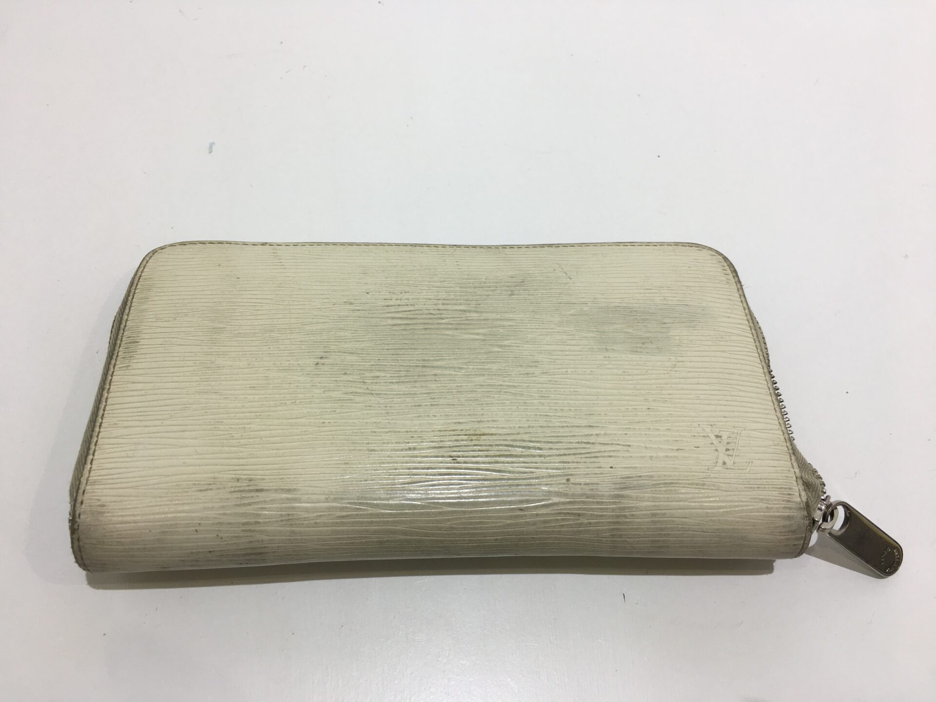 新品にはなりませんがヴィトン白エピ長財布が黒エエピに変身 | ソファ 