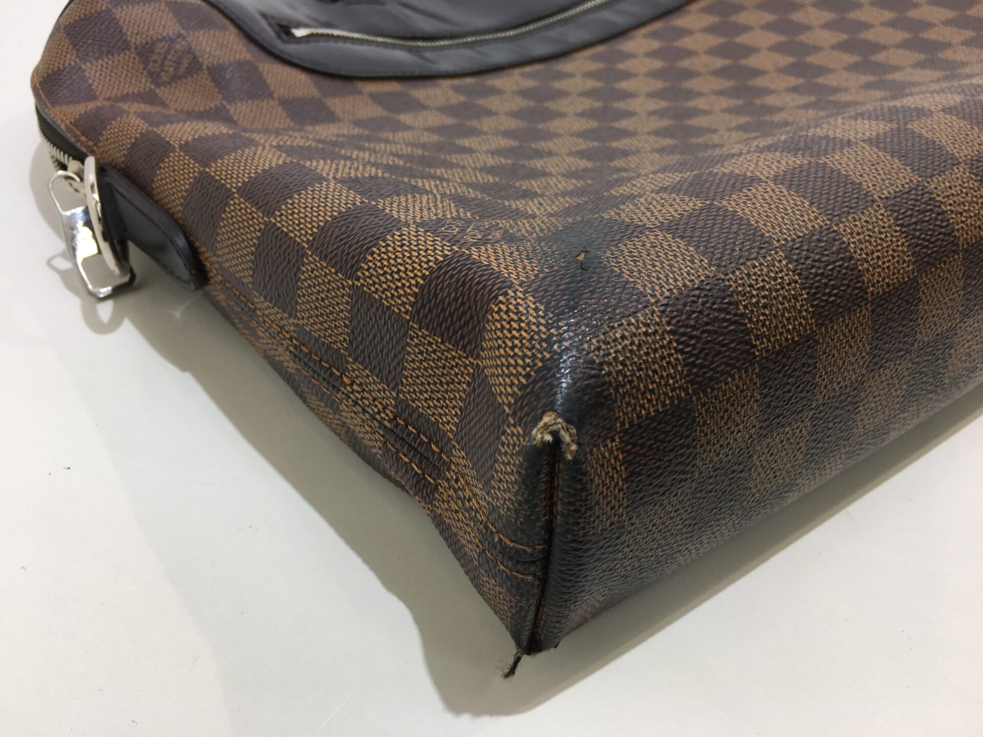 ヴィトンダミエハンドバッグ修理 角破れを同じ色艶の革であてました  