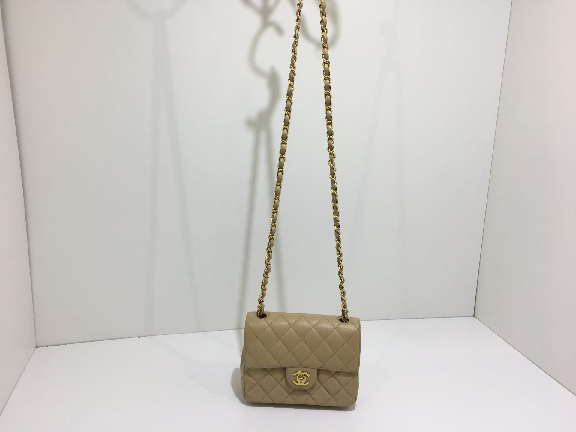かわいいサイズのシャネルマトラッセバッグ修復 ベージュ色は汚れが 