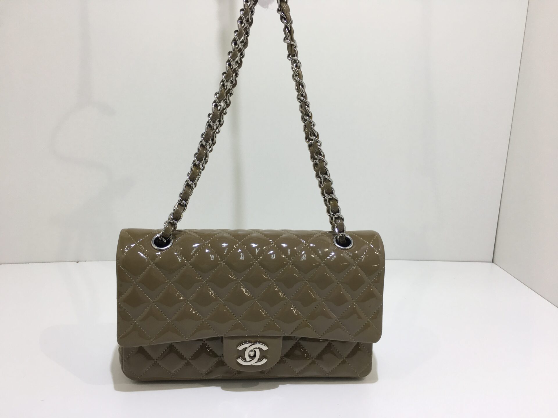 シャネル【CHANEL】エナメルパテント修復 マトラッセバッグの黄ばみは  