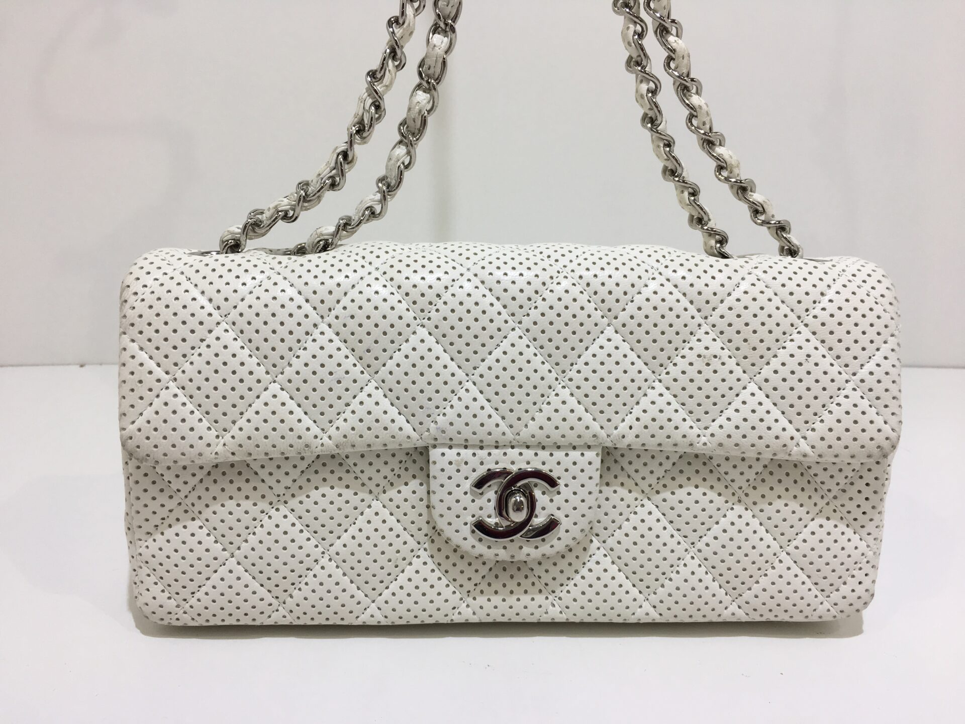 正規店では対応不可なシャネルマトラッセチェーンショルダーバッグ 白  